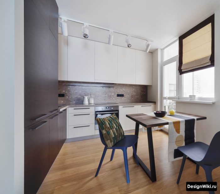 Римские шторы на кухне с балконной дверью