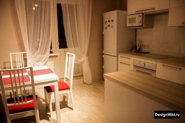 Шторы из двух половинок на кухню с балконной дверью