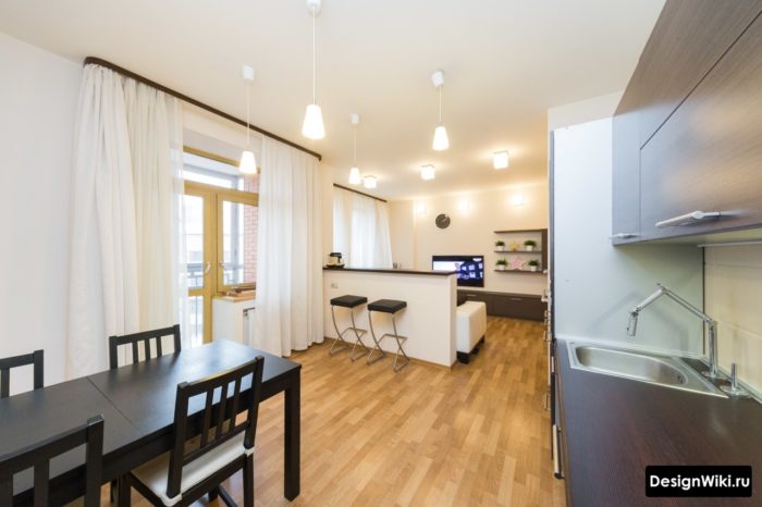 Шторы на багетном карнизе в кухне-гостиной с выходом на балкон