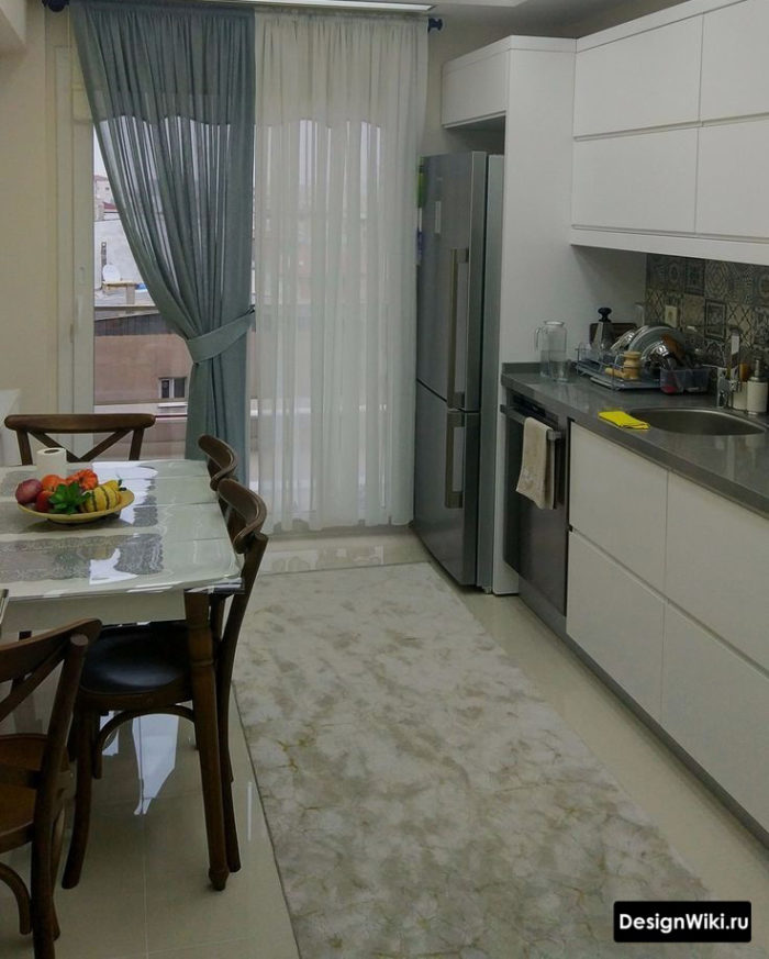 Шторы на невидимых крючках на кухне с балконом