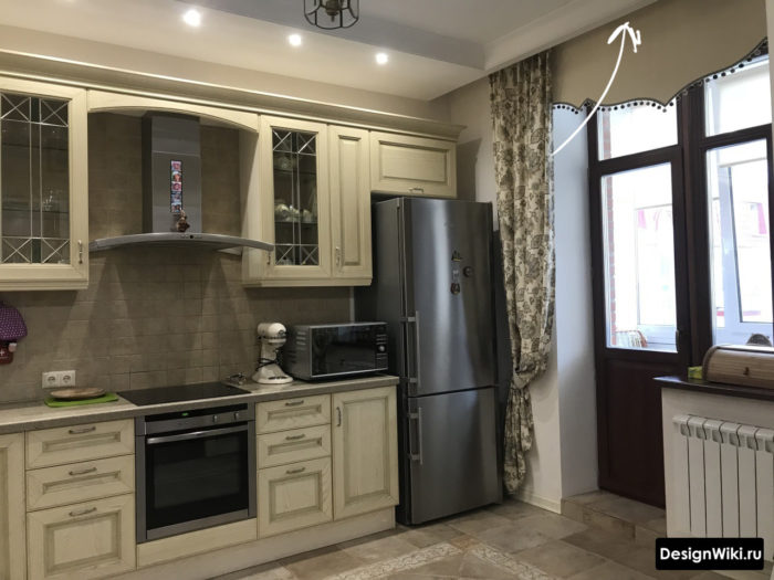 Шторы на скрытый карниз на кухне с балконом