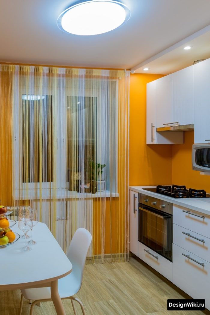 Шторные нити в интерьере кухни с балконной дверью
