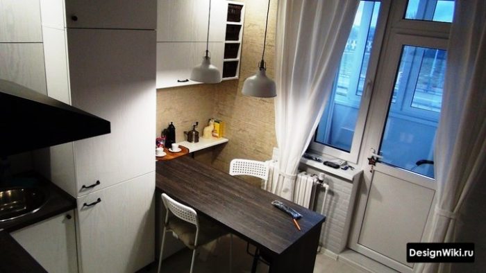 Шторы с подвязками возле батареи на кухне с балконом