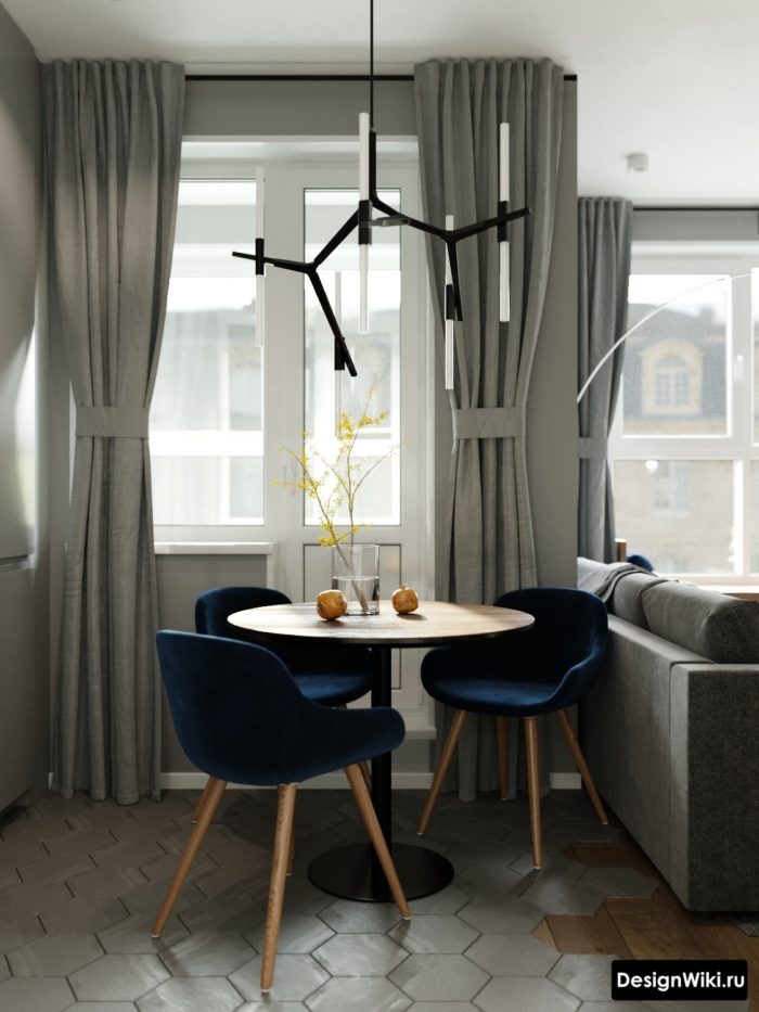 Серые шторы с подхватом на кухне с балконной дверью