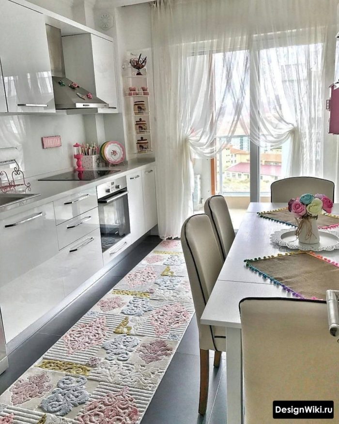 Тюль для завязок на кухне с выходом на балкон