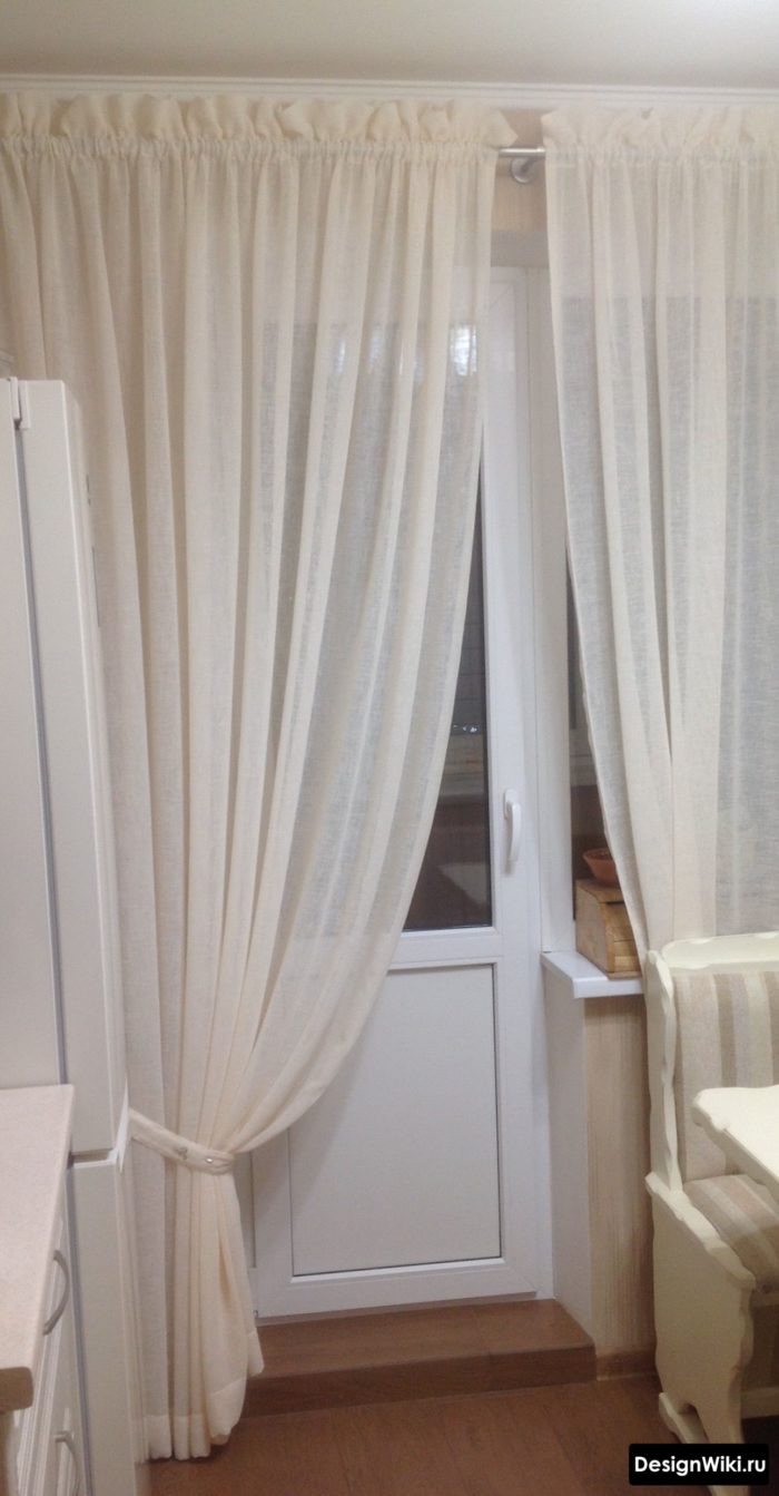 Вариант крепления штор на ленту на кухне с балконом