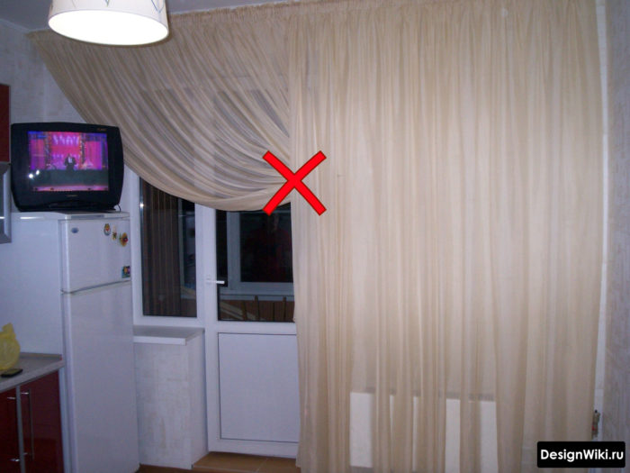 Высокие шторы-подхваты на кухне возле балконной двери