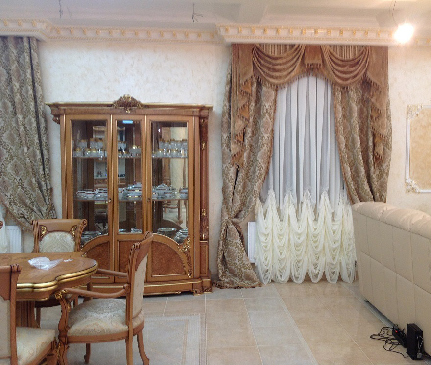 современный зал с австрийской шторой.