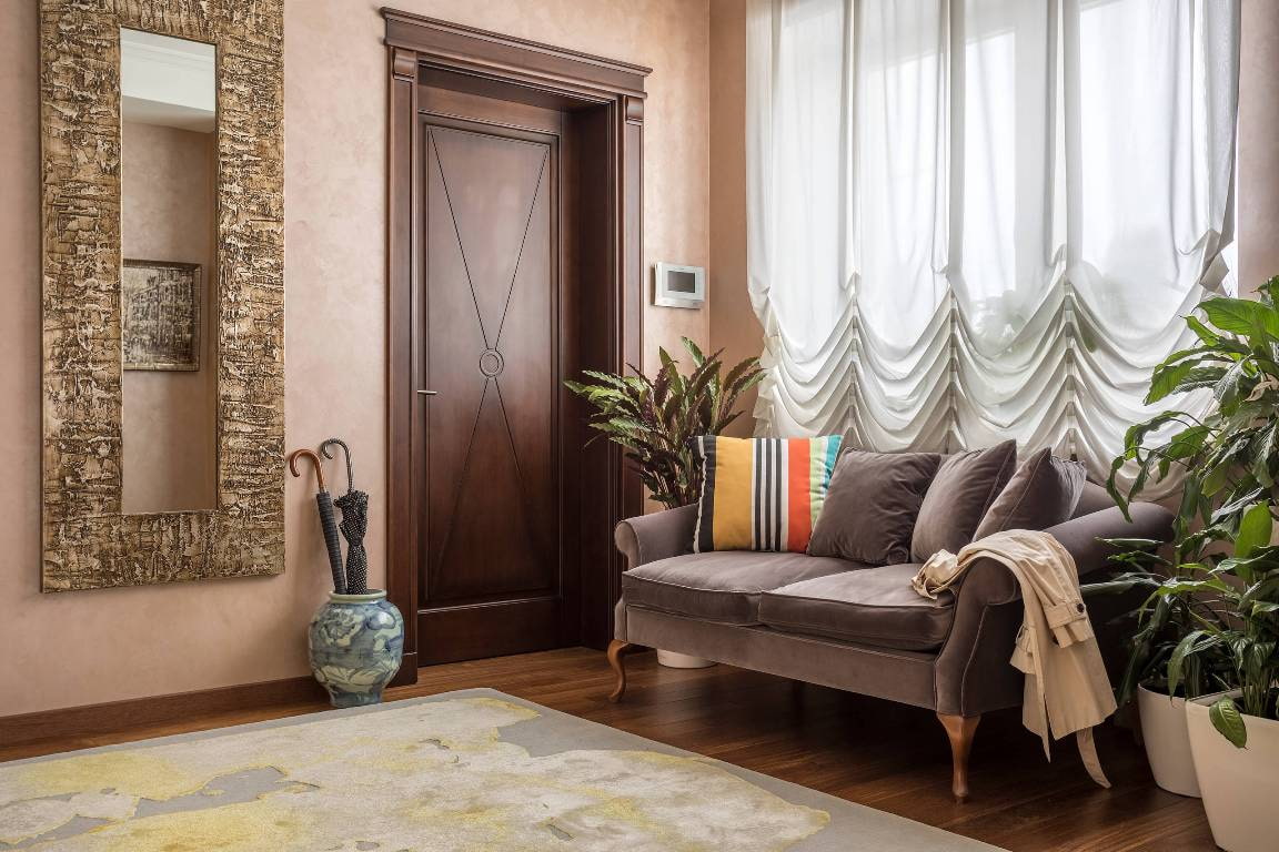 Австрийская штора в интерьере гостиной.