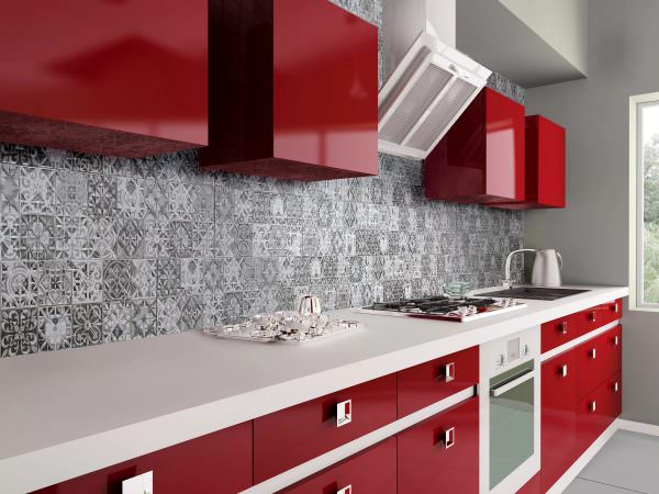 Не менее интересной идеей для интерьера современной кухни станет фартук из стекла и натурального камня.