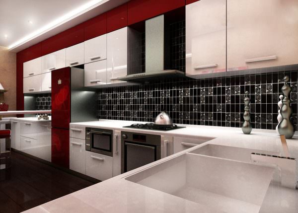 В интерьере двухцветной кухни фартук может быть повторением одного цвета и быть противоположностью другому, а может стать ярким разноцветным акцентом.