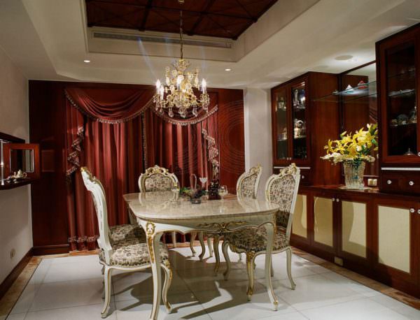 Изготовленная из металла и стекла такая роскошная люстра станет оригинальным украшением