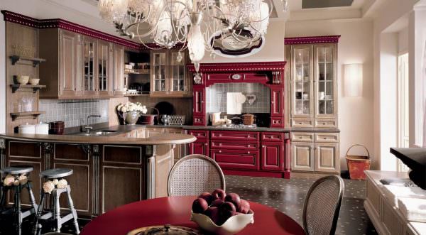 Очень утонченный и элегантный вариант – массивная классическая люстра из красного хрусталя.