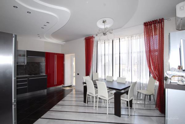 Обладательницам маленьких кухонь подойдут легкие шторы из полупрозрачной ткани бордового цвета.