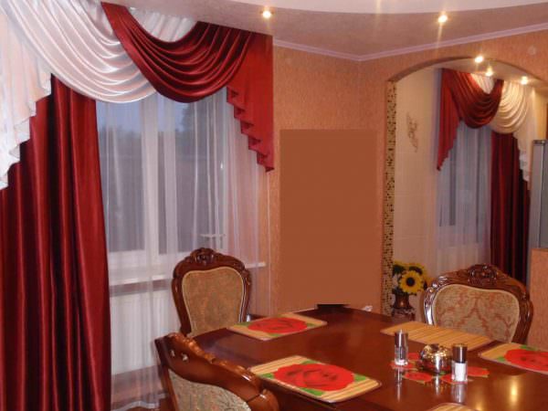 Дизайн кухни бордового цвета, сочетание с белым, желтым цветом