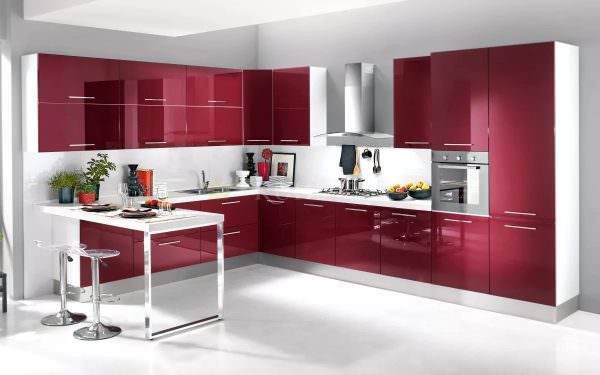 Кухонные гарнитуры выглядят очень торжественно и в то же время очень уютно.