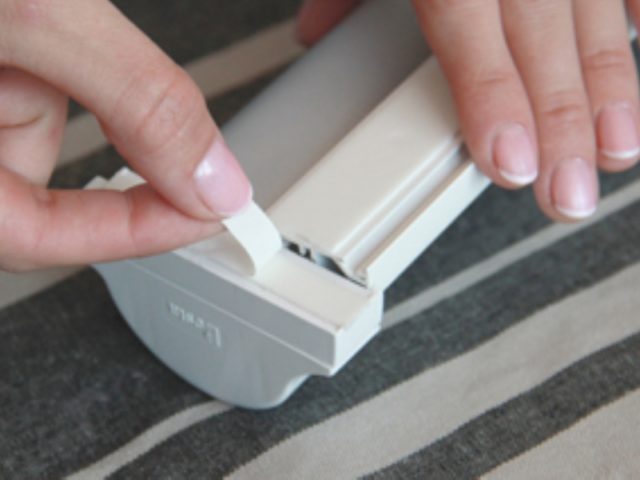 Как стирать рулонные шторы: что можно и чего нельзя делать?