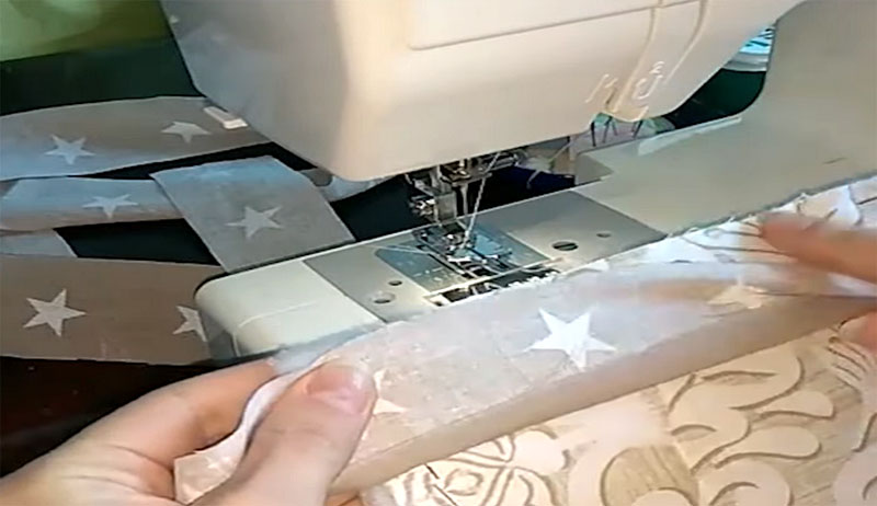 Полоса подгибается по краю и прошивается