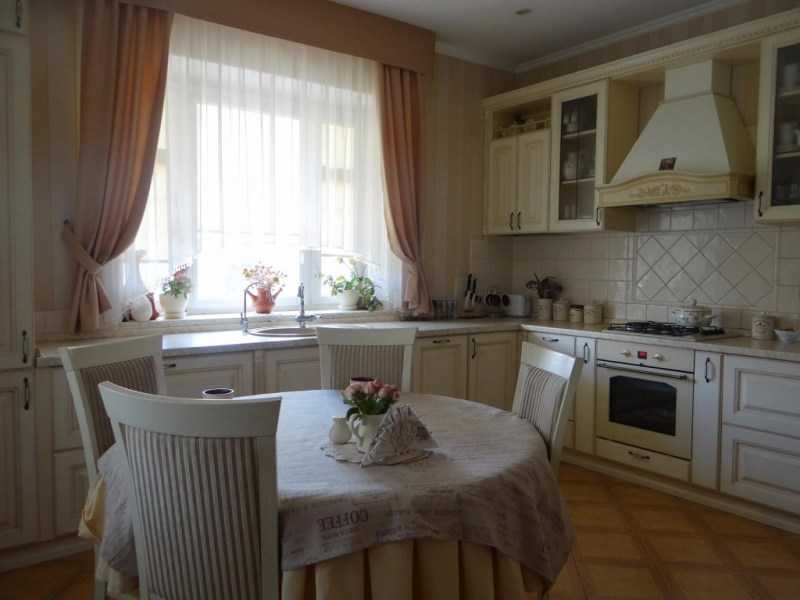 Короткие шторы на кухню - 120 фото новинок дизайна. Обзор оригинальных и красивых вариантов сочетания в интерьере кухни