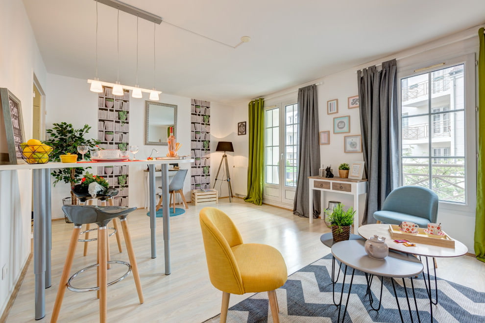 серые шторы в студии