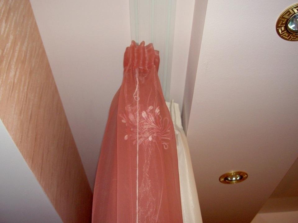 скрытый карниз на натяжном потолке