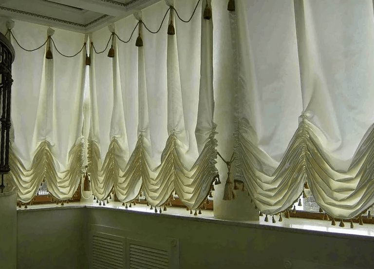 Шторы для балкона. Как выбрать дизайн. Римские, бамбуковые, австрийские и французские современные жалюзи