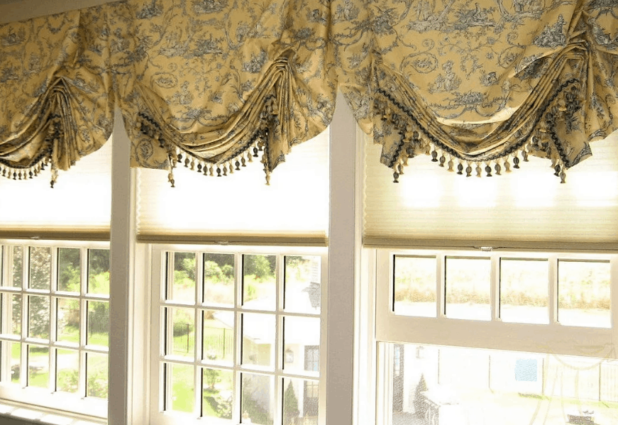 Шторы для балкона. Как выбрать дизайн. Римские, бамбуковые, австрийские и французские современные жалюзи