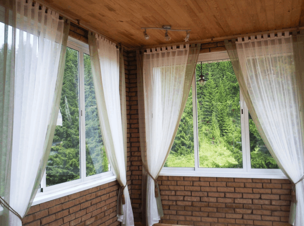 Шторы для балкона. Как выбрать дизайн. Римские, бамбуковые, австрийские и французские современные жалюзи