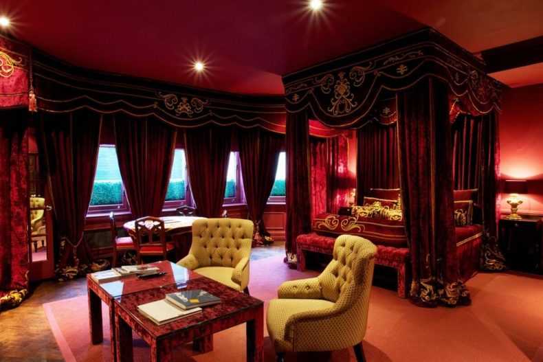 Дизайн кухни бордового цвета, сочетание с белым, желтым цветом