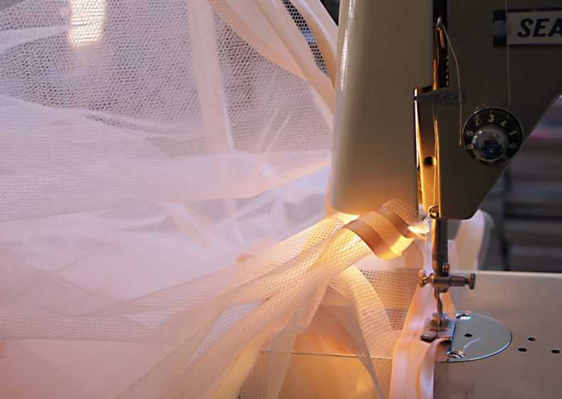 Как правильно пришить широкую и узкую шторную ленту к тюлю, шторам, портьере: пошаговая инструкция, советы, фото, видео