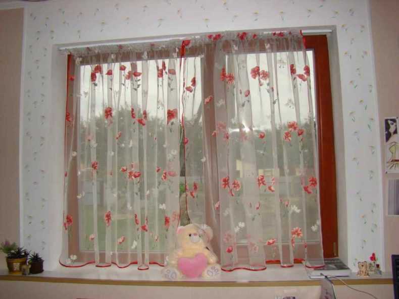 Тюль на кухню: плюсы и минусы, разновидности, реальные фото примеры