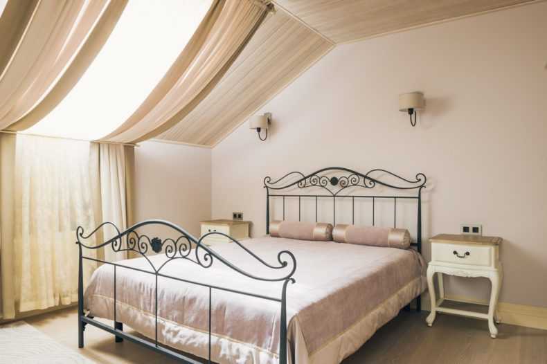 Шторы на мансардные окна со скошенным потолком: идеи как повесить