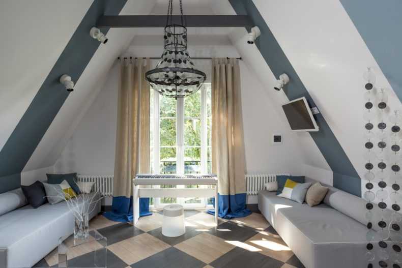 Шторы на мансардные окна со скошенным потолком: идеи как повесить