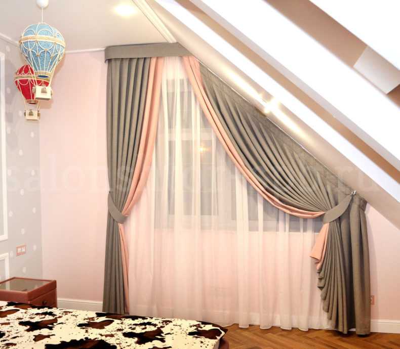 Шторы на мансардные окна со скошенным потолком: идеи как повесить