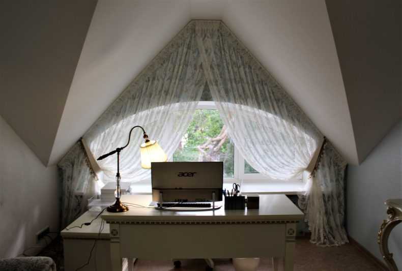 Шторы на мансардные окна со скошенным потолком: идеи как повесить