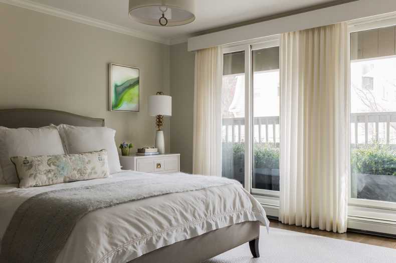 Молочные шторы - фото примеров использования в оформлении дизайна интерьера