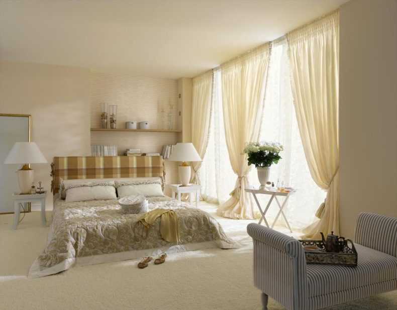 Молочные шторы - фото примеров использования в оформлении дизайна интерьера