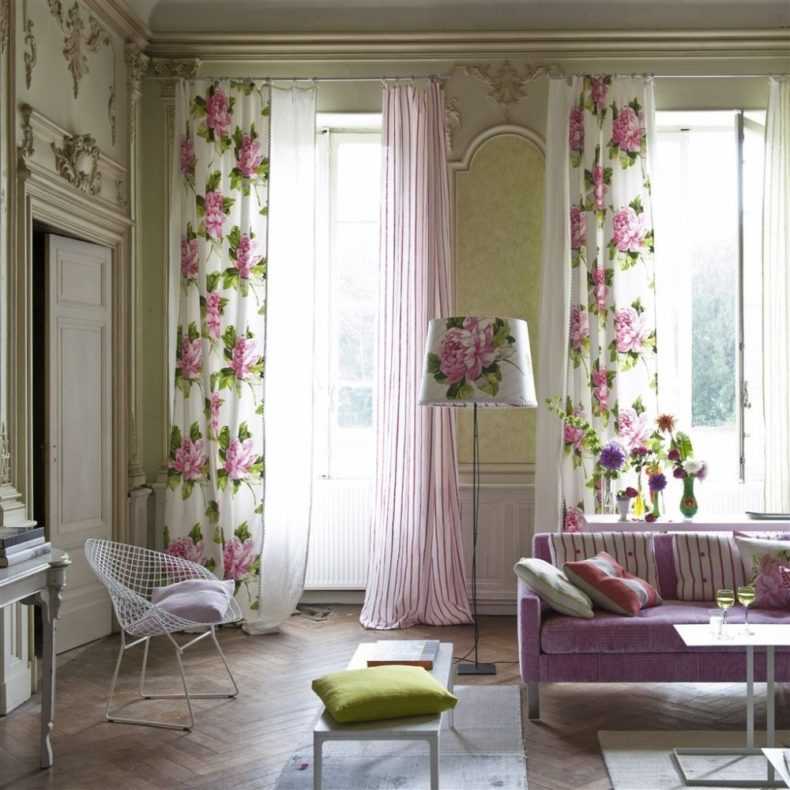 Шторы с крупными цветами в интерьере