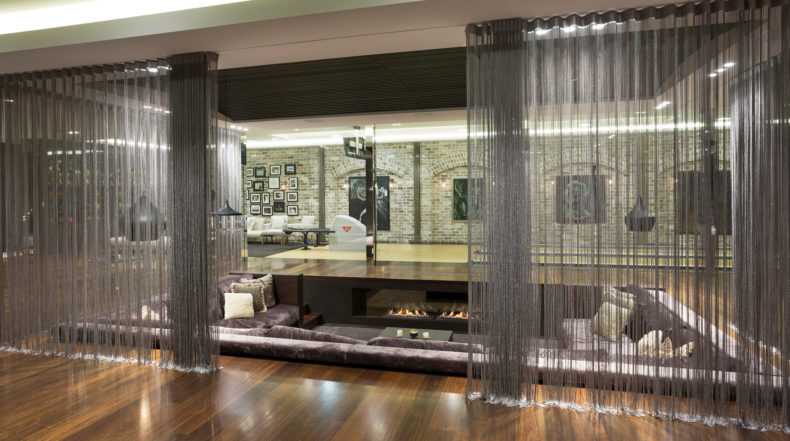 Шторы в лофт интерьере: правила выбора цвета