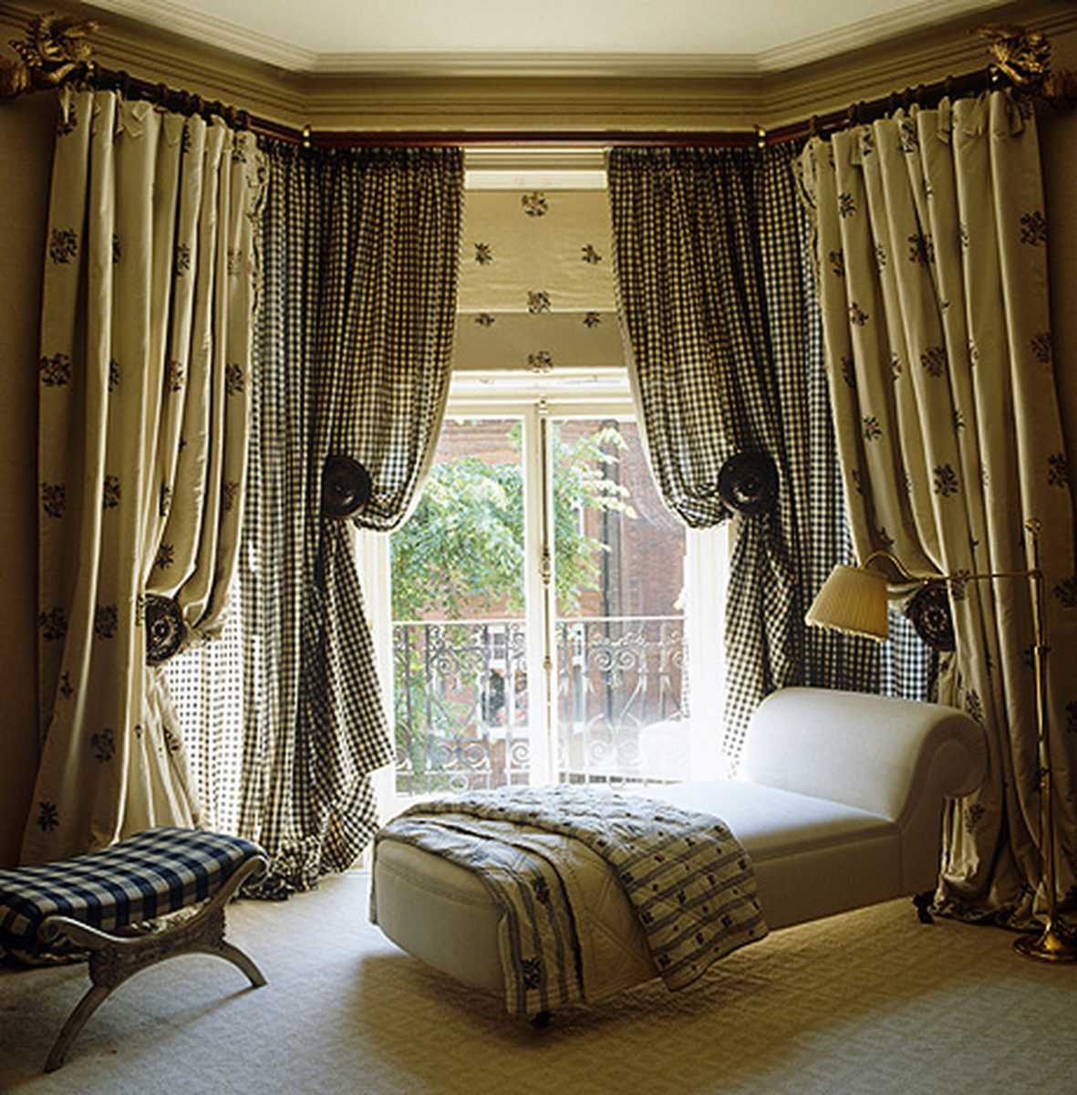 Оформление окна в гостиной шторами в современном стиле: дизайн большого и маленького окна