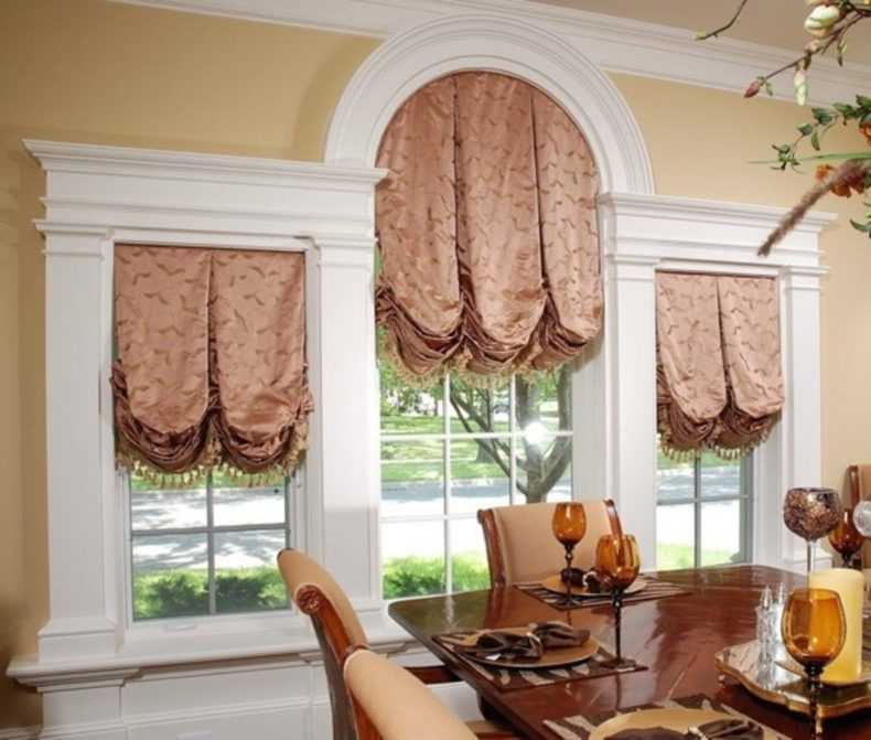 Оформление окна в гостиной шторами в современном стиле: дизайн большого и маленького окна