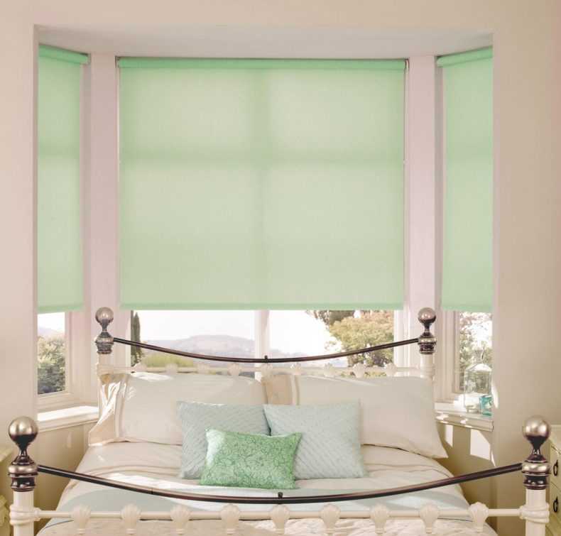 Оформление окна в гостиной шторами в современном стиле: дизайн большого и маленького окна