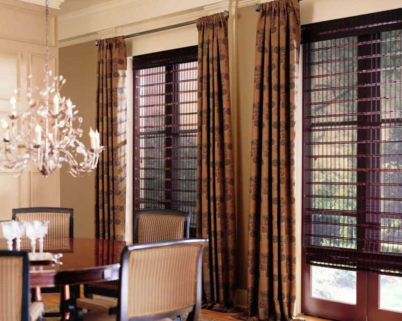 Оформление окна в гостиной шторами в современном стиле: дизайн большого и маленького окна