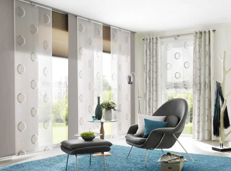 Оформление окна в гостиной шторами в современном стиле: дизайн большого и маленького окна