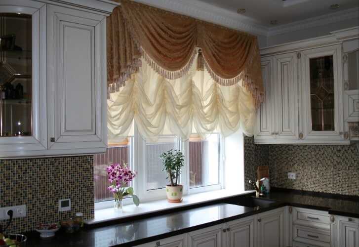 новинки-штор-для-кухни-2021-goda-114.jpg
