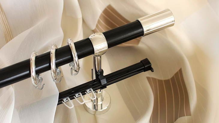 Черный карниз и тюль