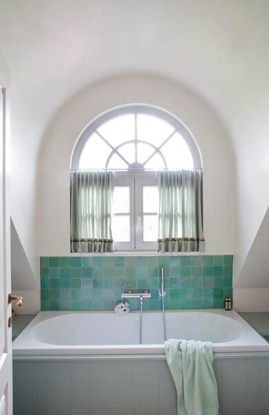 Шторы в деревенском доме на маленькие окна