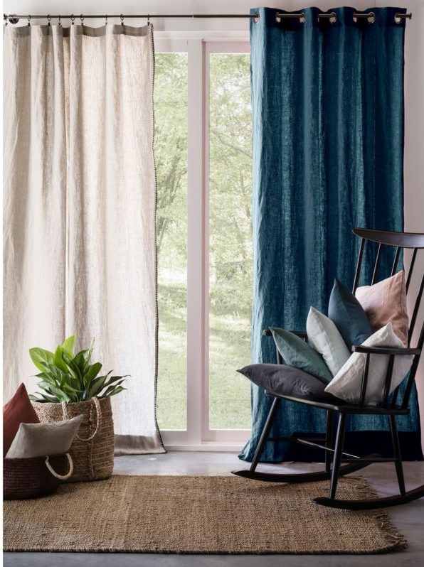 Оформление окна в гостиной шторами в современном стиле: дизайн большого и маленького окна