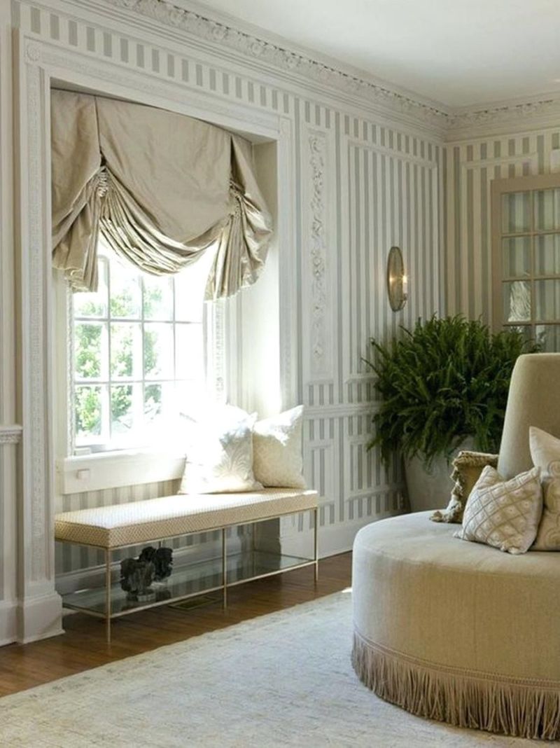 Оформление окна в гостиной шторами в современном стиле: дизайн большого и маленького окна