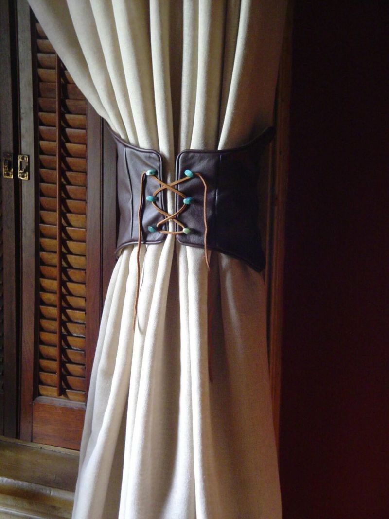 Оформление окна в гостиной шторами в современном стиле: дизайн большого и маленького окна